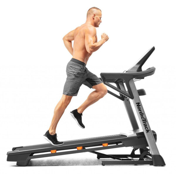 Bėgimo takelis Nordictrack T 7.5 S vyras sportuoja ant takelio