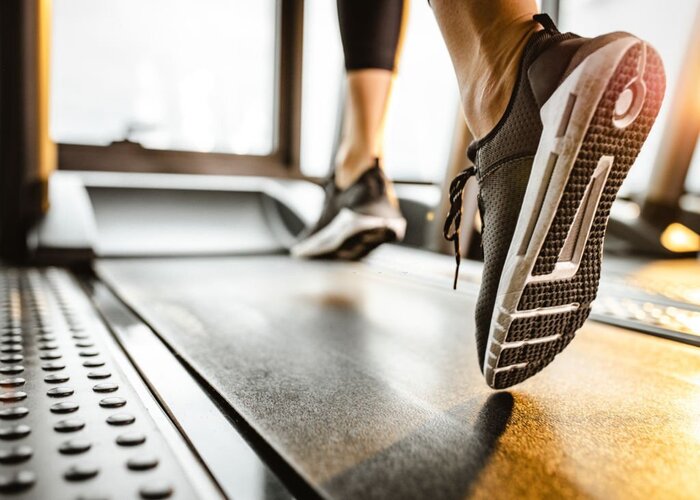 Sportininko, bėgiojančio ant bėgimo takelio, sportbačių pado vaizdas